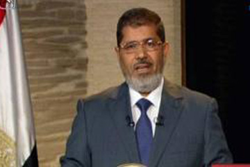 مرسي يفوض محافظي مدن القناة لتحديد ساعات حظر التجول والغائها
