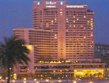 رئيس نقابة السياحة : 12 مليون جنيه خسائر “سميراميس” ونقل النزلاء الى سيتى ستارز