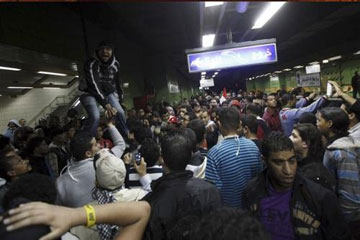 الغاز المسيل للدموع يتسرب لمحطة مترو”السادات” ويشيع الارتباك