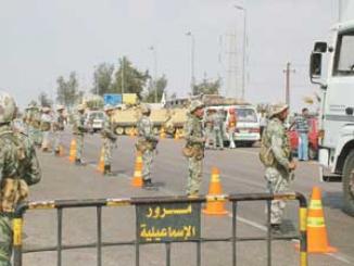 الجيش الثالث الميداني يحشد قواته لتأمين موانئ السويس والمدخل الجنوبي للقناة.. و”الثاني” يؤمن المنفذ الشمالي