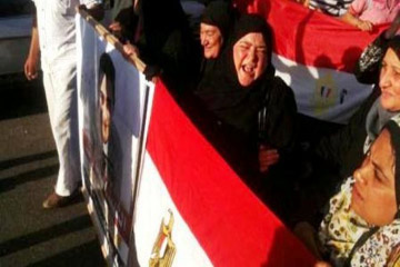 مشجعو الأهلى بالإسكندرية يحتفلون بالحكم بزيارة قبر أحد الشهداء