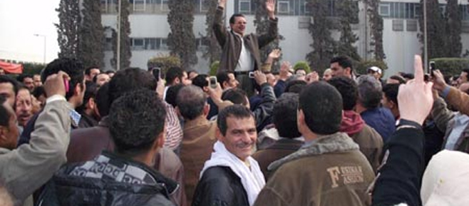 عمال بالسويس يحتجون أمام بوابة محطة كهرباء ميناء العين السخنة