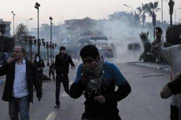 النائب العام يكلف نيابات السويس وبورسعيد والإسماعيلية بالتحقيق في قتل المتظاهرين