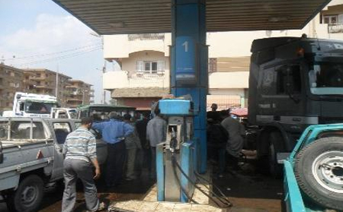 وزير التموين يقوم بجولة ميدانية ليلية لتفقد محطات تموين السيارات بالجيزة