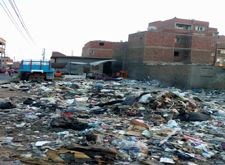 قنديل يشهد توقيع اتفاقيتين لتطوير منطقتين عشوائيتين ببورسعيد