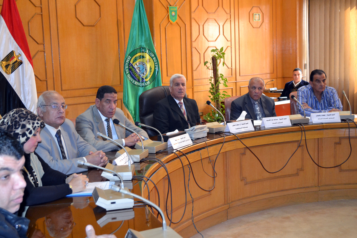 محافظ الإسماعيلية يستعرض تقرير المؤشرات السكانية السنوية للمحافظة فى  2012