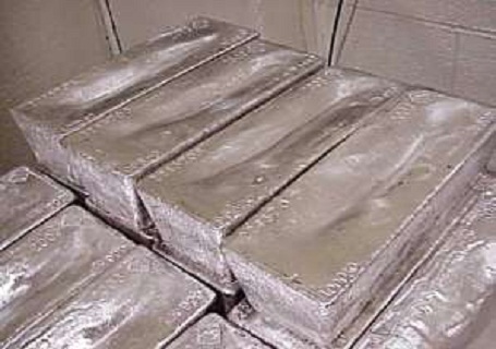 البلاتين يعوض خسائره المبكرة والذهب يرتفع