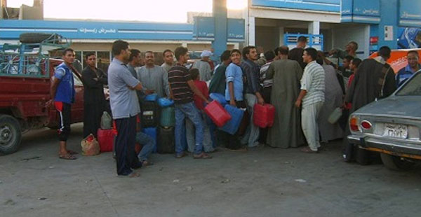 “البترول ” تحاول السيطرة علي ازمة السولار بضخ 2 مليون لتر اضافية وتتوقع انهاء الازمة الاسبوع الجارى