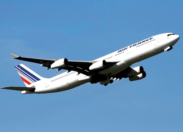 شركتا طيران توقفان الرحلات إلى إيران مع تدهور الاقتصاد