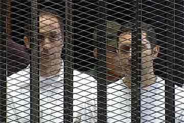 تأجيل محاكمة نجلي مبارك وآخرين في مخالفات بيع البنك الوطني لـ 9 فبراير