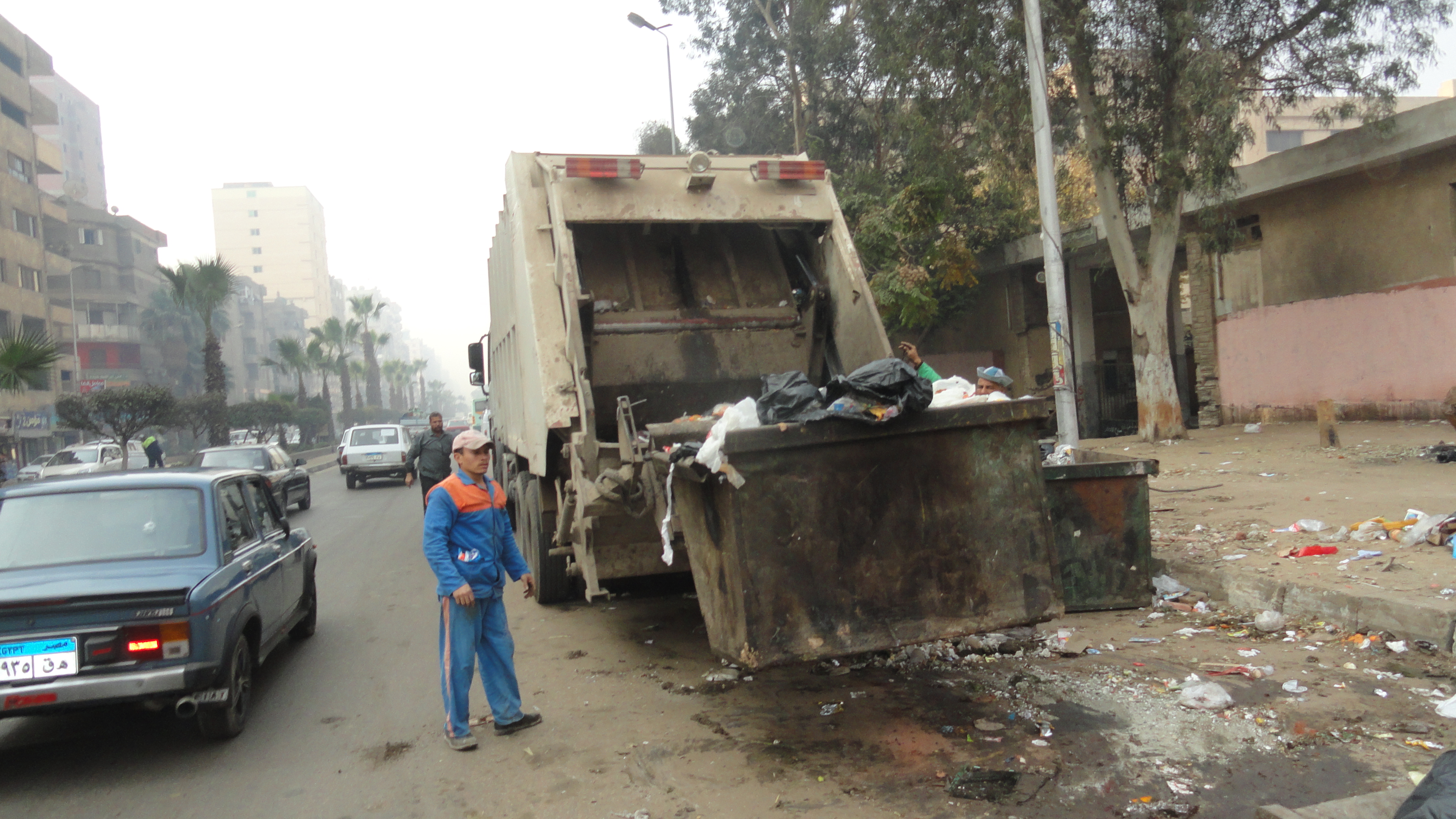 “نظافة الجيزة” تسابق الزمن لسد عجز الشركات الوطنية بعد إنتهاء عقودها