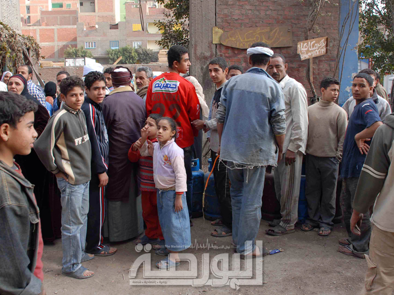 طوابير فى انتظار توزيع انابيب البوتاجاز