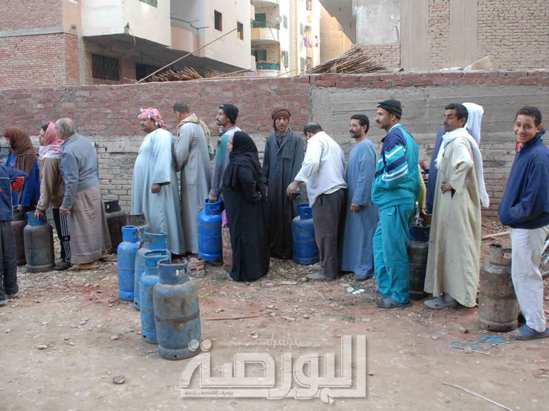 طوابير توزيع انابيب البوتاجاز فى السوق السوداء