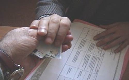 نيابة الجيزة تحقق مع موظف بالمحافظة تقاضي رشوة للتغاضى عن مخالفات بناء