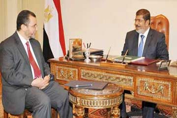 مرسى يرأس اجتماعا للحكومة بعد أداء 10 وزراء جدد لليمين