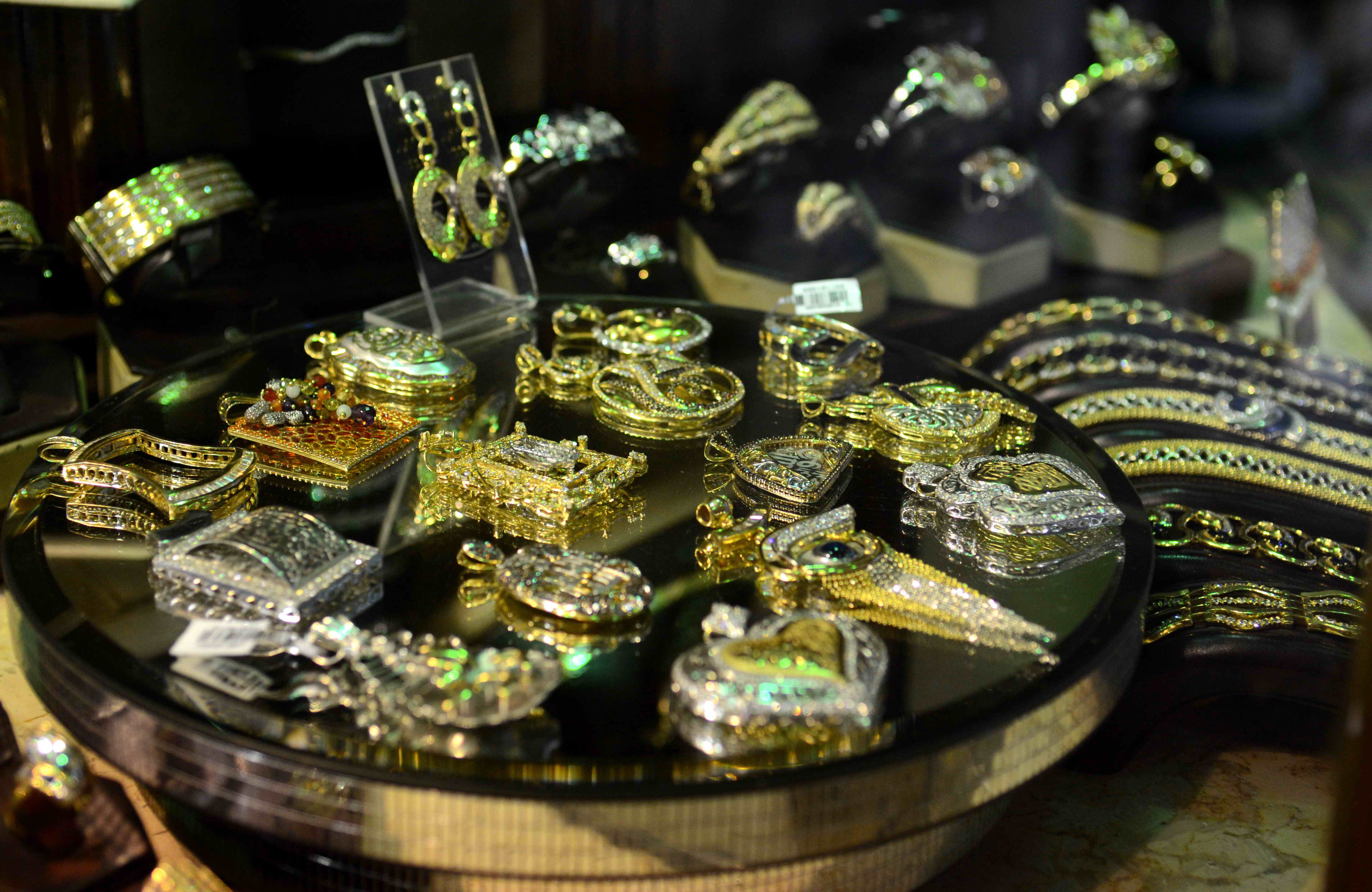 جوله عن سوق الذهب بعد تراوح الاسعار ما بين الارتفاع و الانخفاض 5-1-2013