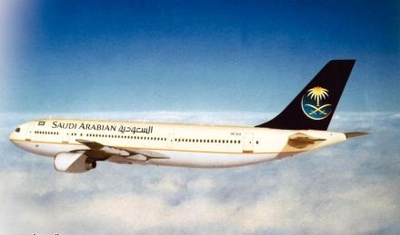 “الخطوط السعودية” توقف التعامل بالتذاكر الورقية.. وتقرر استخدام التذاكر الإلكترونية فقط