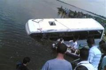 سقوط شاحنة من فوق معدية فى النيل ببني سويف