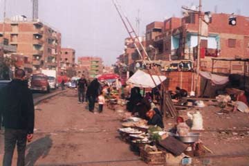 الباعة الجائلون يفضلون شريط القطار بأوسيم عن أكشاك الجيزة