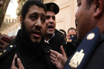 عشرات الضباط الملتحين يتظاهرون أمام الداخلية لإعادتهم إلى العمل