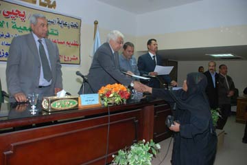 عقود ملكية 50 رأس ماشية واعانات شهرية للارامل ومحدودى الدخل بأسيوط