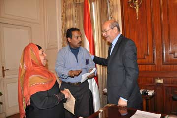 محافظ الجيزة يستقبل سكان بدرومات عزيز عزت بعد انتهاء معاناتهم