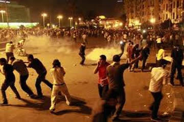 معتصمو التحرير يغلقون مداخل الميدان أمام السيارات ردًا على إلقاء الشرطة القبض على 65 شخصًا منهم
