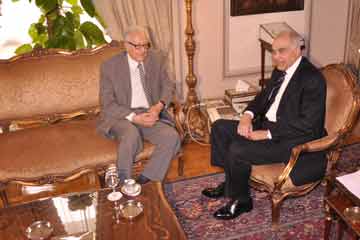 وزير الخارجية يبحث الوضع المتأزم في سوريا مع الخطيب والإبراهيمي