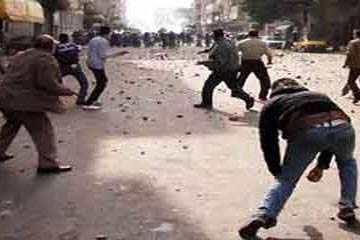 الشرطة تطلق قنابل الغاز لإخلاء شارع حول مبني محافظة الدقهلية