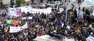 عمال مصانع الاستثمار من المحافظات المجاورة يقطعون طريق بورسعيد ويهشمون سيارات المدينة