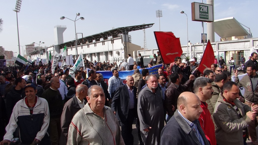 متظاهرو بورسعيد يغلقون المنافذ الجمركية ويقطعون السكة الحديد