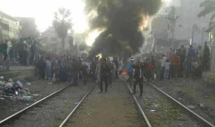 محتجون بالمحلة يبدأون العصيان المدني بقطع السكة الحديد وإضرام النيران بإطارات الكاوتشوك