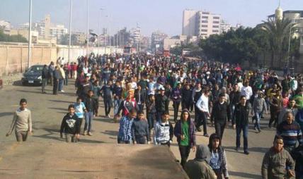 بدء العصيان المدني بالمنصورة بإغلاق الطريق ومنع الموظفين من العمل ومحاولة لاقتحام مكتب المحافظ