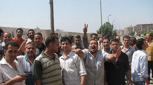 المئات من عمال مصانع الطوب يقطعون شريط السكة الحديد بالبدرشين بسبب ازمة المازوت