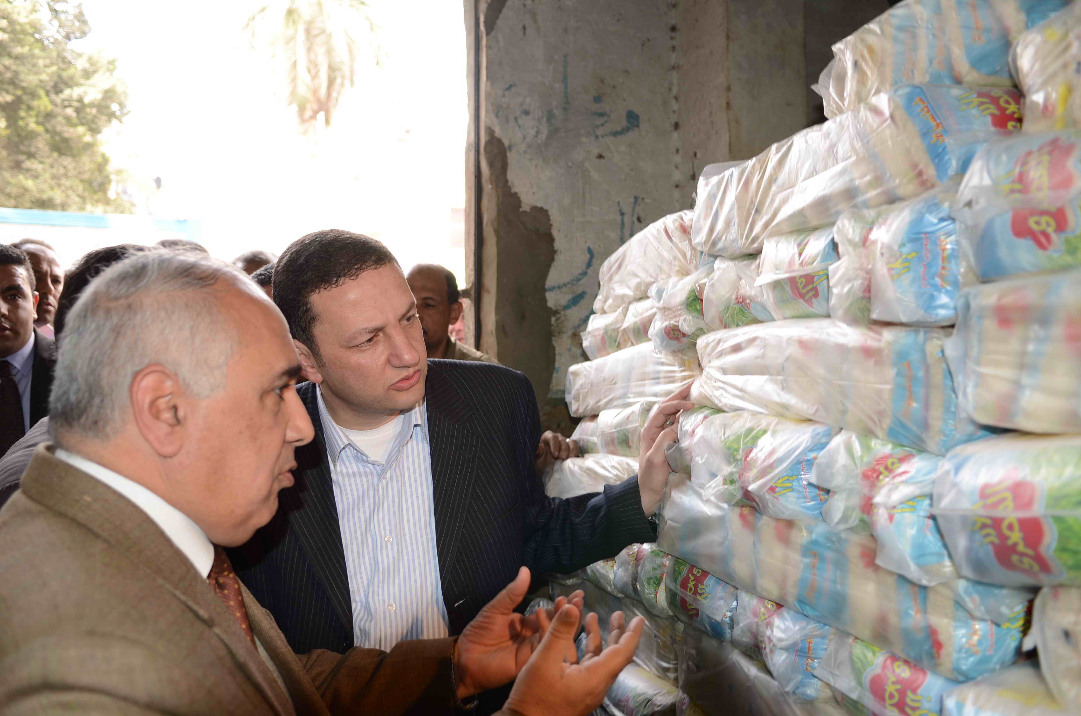 جولة وزير التموين على المجمعات الاستهلاكية