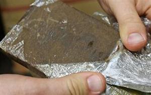 ضبط حشيش و أقراص مخدرة مع راكب بمطار القاهرة الدولي