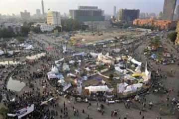 المعتصمون يواصلون إغلاق جميع المداخل المؤدية إلى ميدان التحرير.. وانخفاض ملحوظ في أعداد المتظاهرين