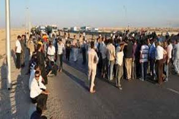 اهالي طوخ يقطعون الطريق إحتجاجا على حادث بيارة الصرف الصحي