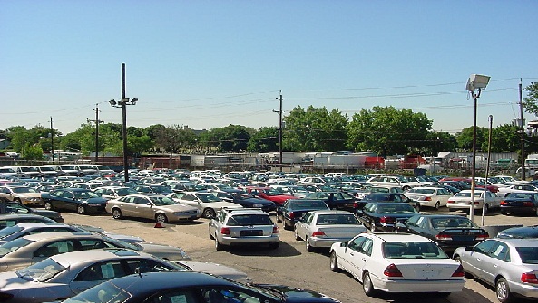 أعمال العنف وارتفاع الدولار يفرضان الركود على سوق المستعمل