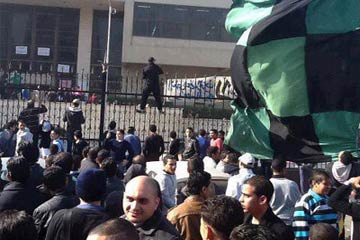 استمرار العصيان المدنى وتوقف نسبى للعمل بميناء شرق بورسعيد