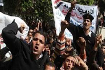 ضباط وأفراد الشرطة بأمن بني سويف يتظاهرون للمطالبة بتغيير قياداتهم