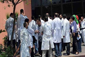 أعضاء برابطة أطباء الامتياز يضربون عن الطعام للمطالبة بإعادة التكليف