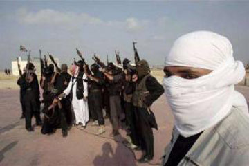 ملثمون يقطعون طريق العريش وسط سيناء