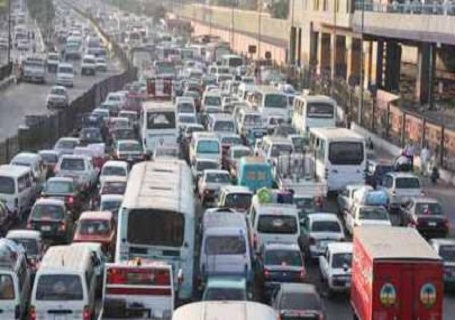 شلل مروري بطريق المحور بعد انفجار ماسورة المياه الرئيسية.. وكثافة مرورية شديدة على الكورنيش والأوتوستراد