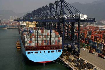 “إيما ميرسك” تبحر بنجاح من رصيف شركة قناة السويس للحاويات