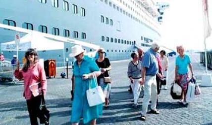 مدير ميناء سفاجا ينفى احتجاز سائحين بالميناء