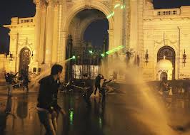 إصابة العشرات من المتظاهرين وأفراد وضباط شرطة باختناق نتيجة الغاز المتصاعد بمحيط ” قصر القبة “