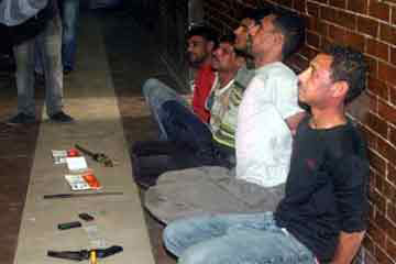 إصابة 3 متهمين ومجند شرطة في مطاردة مع بلطجية بـ “العبور”