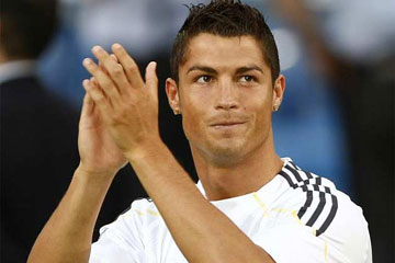 كريستيانو يسلم مائة ألف يورو للصليب الأحمر الدولي