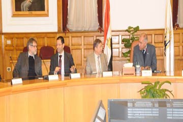 محافظ القاهرة يلتقي طلاب عين شمس لتنفيذ مشروعهم لتطوير عزبة النصر